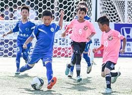 右中卫：库巴西、埃里克、孔德、阿劳霍